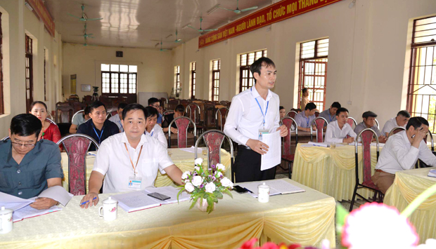           Bí thư Đảng ủy xã Tân Bắc báo cáo tại buổi làm việc.