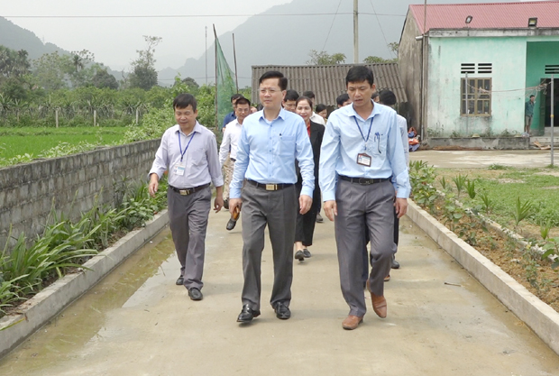 Đồng chí Trần Quang Minh, Chủ nhiệm UBKT Tỉnh ủy kiểm tra công trình chào mừng cuộc bầu cử tại thôn An Xuân, xã Đồng Yên