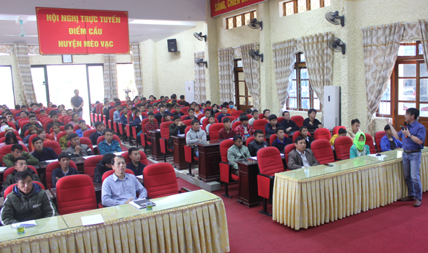 Đại diện Trung tâm Dịch vụ việc làm tỉnh tư vấn giới thiệu việc làm cho người lao động huyện Mèo Vạc.