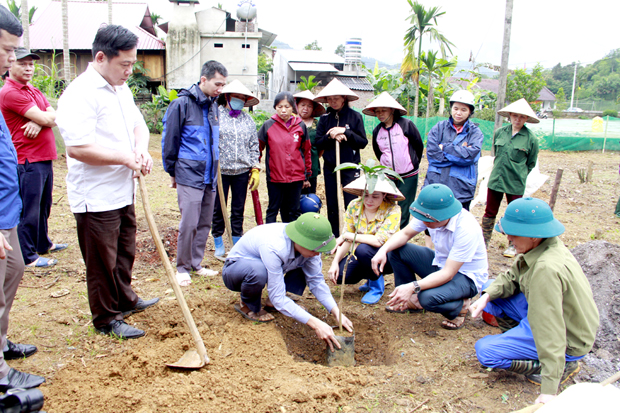 Anh Trần Xuân Vũ, cán bộ Trung tâm Giống cây trồng Đạo Đức hướng dẫn người dân xã Đạo Đức kỹ thuật trồng và chăm sóc cây xoài 