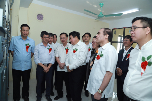 Lãnh đạo các bộ, ngành T.Ư, VOV, tỉnh ta và tỉnh Tuyên Quang, huyện Hoàng Su Phì cắt băng Khánh thành Trung tâm phát sóng