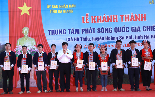 Tổng giám đốc VOV Nguyễn Thế Kỷ tặng Đài Radio cho các hộ dân.