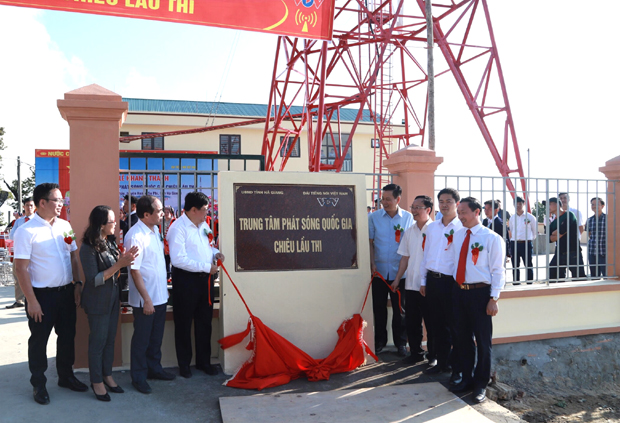 Các đại biểu tham quan cơ sở vật chất, trang thiết bị tại Trung tâm phát sóng