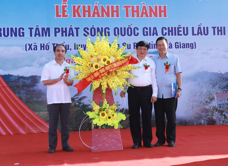 Bí thư Tỉnh ủy Tuyên Quang Chẩu Văn Lâm tặng lẵng hoa chúc mừng tỉnh Hà Giang và VOV