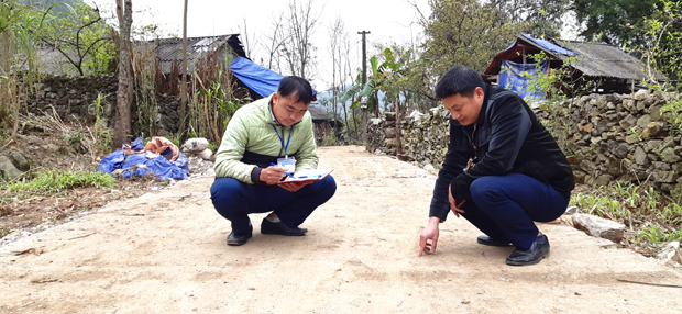 Cán bộ huyện kiểm tra chất lượng mặt đường bê tông liên thôn Dình Lủng đến Mà Lủng, xã Tả Phìn.
