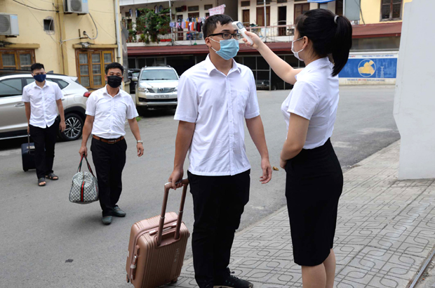 Cán bộ, CNV phòng Điều độ thực hiện đo thân nhiệt trước khi vào khu vực cách ly.