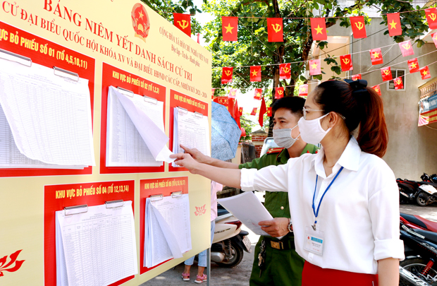 Cán bộ phường Trần Phú (thành phố Hà Giang) kiểm tra danh sách cử tri.                                                Ảnh: PV