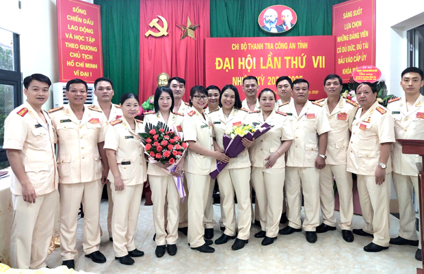 Tập thể cán bộ, chiến sĩ Thanh tra Công an tỉnh. 