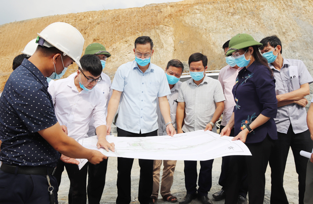 Phó Chủ tịch UBND tỉnh Hà Thị Minh Hạnh và đoàn công tác kiểm tra thực tế tiến độ triển khai thực hiện Dự án Khu liên hợp thể thao và văn hóa tỉnh.