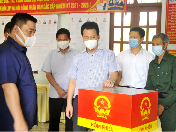 Bí thư Tỉnh ủy Đặng Quốc Khánh kiểm tra hòm phiếu tại điểm bầu cử thôn Minh Thành, xã Trung Thành.