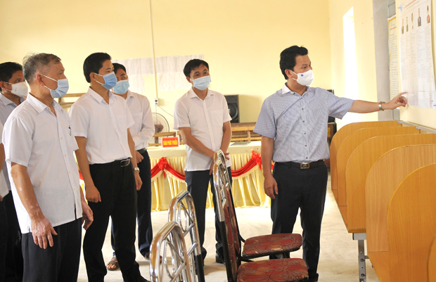 Bí thư Tỉnh ủy Đặng Quốc Khánh kiểm tra việc chuẩn bị các điều kiện phục vụ bầu cử tại điểm bỏ phiếu tổ dân phố 8, thị trấn Việt Lâm 