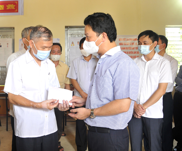 Bí thư Tỉnh ủy Đặng Quốc Khánh tặng quà động viên tinh thần tổ bầu cử tổ dân phố 8, thị trấn Việt Lâm.