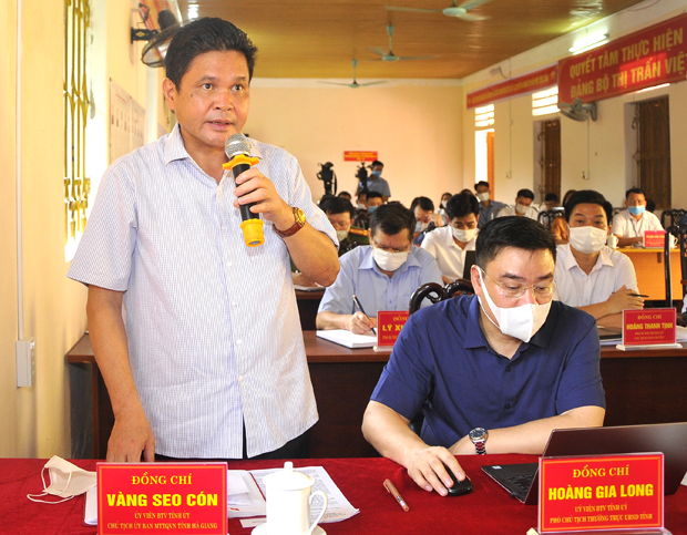Chủ tịch Ủy ban MTTQ tỉnh Vàng Seo Cón đề nghị huyện Vị Xuyên chỉ đạo quyết liệt hơn, đôn đốc các tổ bầu cử triển khai nhiệm vụ theo kế hoạch.