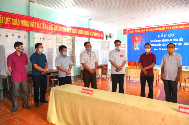 Chủ tịch UBND tỉnh Nguyễn Văn Sơn cùng đoàn công tác kiểm tra tiến độ bầu cử trên địa bàn xã Tân Tiến (Hoàng Su Phì).