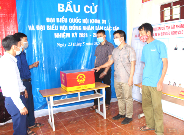 Tổng biên tập Báo Hà Giang Nguyễn Trung Thu kiểm tra khu vực bỏ phiếu thôn Cốc Pú, xã Nàn Ma