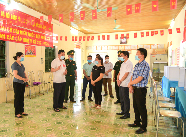 Chủ tịch UBND tỉnh Nguyễn Văn Sơn kiểm tra công tác chuẩn bị bầu cử trên địa bàn xã Thanh Thủy.