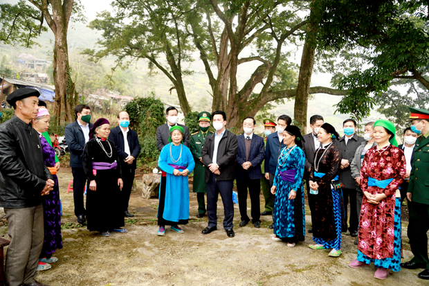 Bí thư Tỉnh ủy Đặng Quốc Khánh và các đồng chí lãnh đạo tỉnh trò chuyện với bà con thôn Thiên Hương và Mã Tìa, thị trấn Đồng Văn (Đồng Văn).  														Ảnh: DUY TUẤN