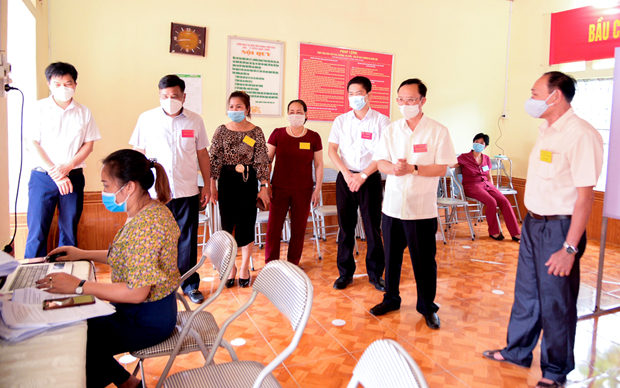 Phó Bí thư Thường trực Tỉnh ủy, Chủ tịch HĐND tỉnh Thào Hồng Sơn kiểm tra tiến độ, công tác bầu cử tại thành phố Hà Giang. 		Ảnh: PHI ANH