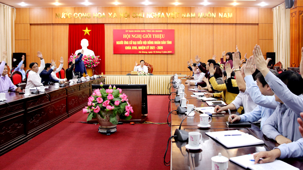 Các đại biểu biểu quyết nhất trí 100% đối với người ứng cử đại biểu HĐND tỉnh tại Hội nghị giới thiệu người ứng cử đại biểu HĐND tỉnh khóa XVIII. 						 Ảnh: THU PHƯƠNG