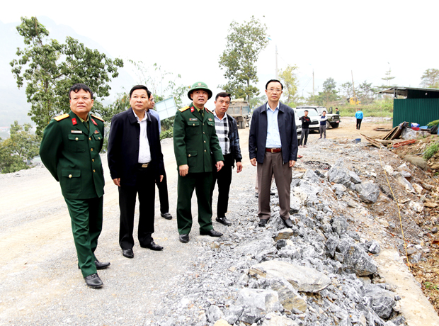 Thường trực HĐND tỉnh khảo sát Dự án đường lên trận địa và đài quan sát phòng không tại núi Mỏ Neo (TPHG). 			Ảnh: THU PHƯƠNG