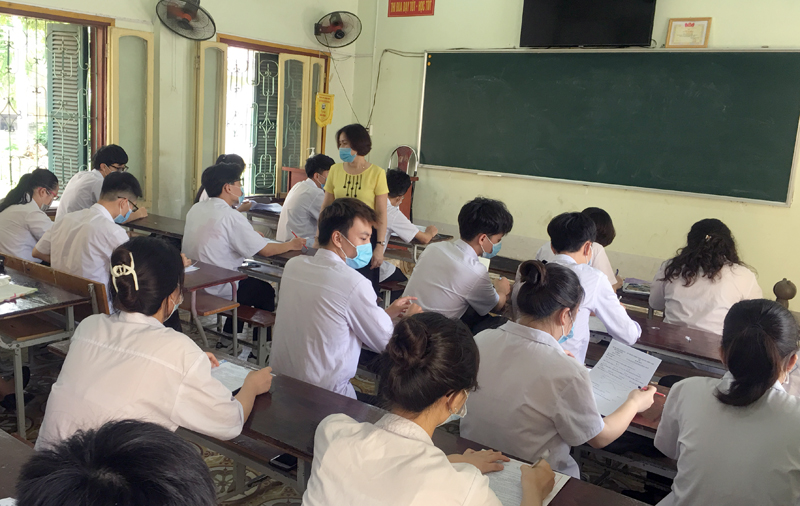 Học sinh Trường THPT Lê Hồng Phong trong giờ ôn thi