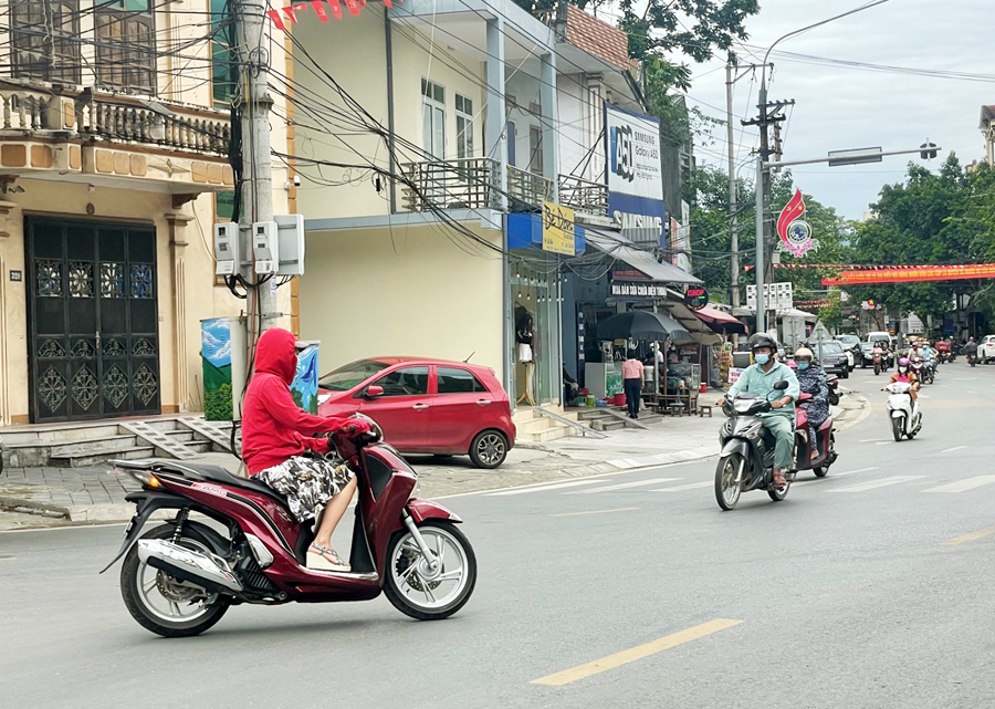 Mặc áo chống nắng, che chắn khi đi đường là một trong những biện pháp người dân nên làm để phòng chống tác hại của nắng nóng.