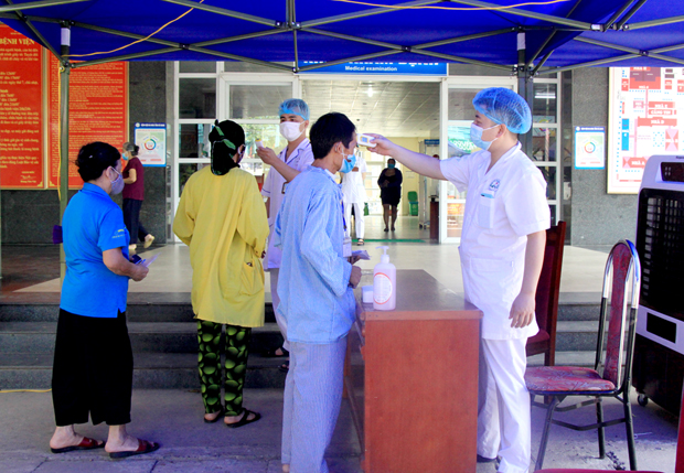  Các y, bác sỹ Bệnh viện Đa khoa tỉnh kiểm tra thân nhiệt, phân luồng bệnh nhân từ cổng bệnh viện.