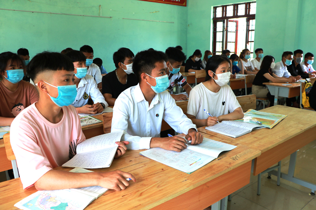 Học sinh Trường THPT Quyết Tiến ôn thi tốt nghiệp.