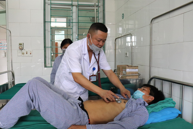 Bác sỹ BVĐK tỉnh kiểm tra sức khỏe cho anh Lù Seo Lầu, 1 trong 5 người trong gia đình bị ngộ độc do ăn nấm