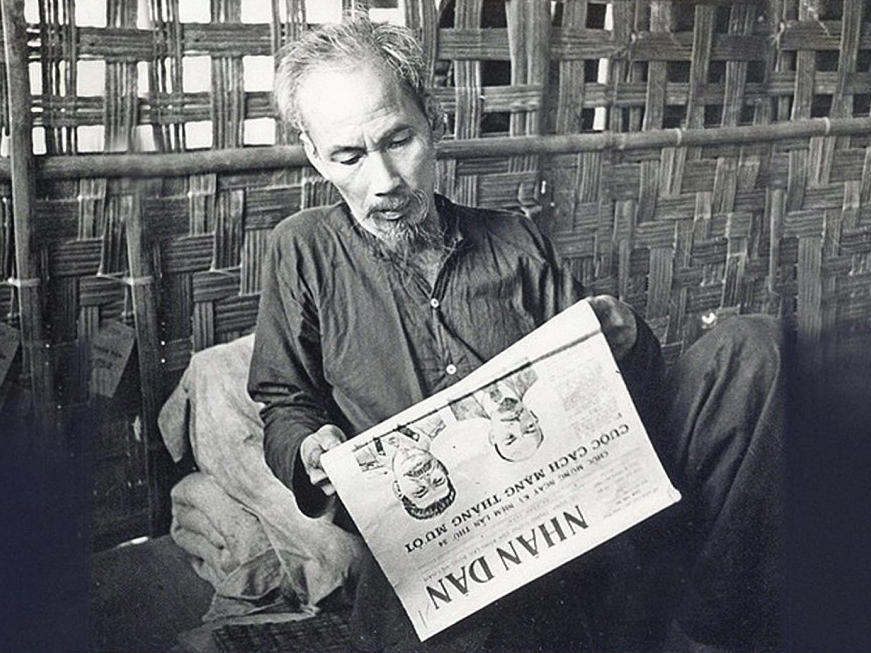 Bác Hồ đọc Báo Nhân dân