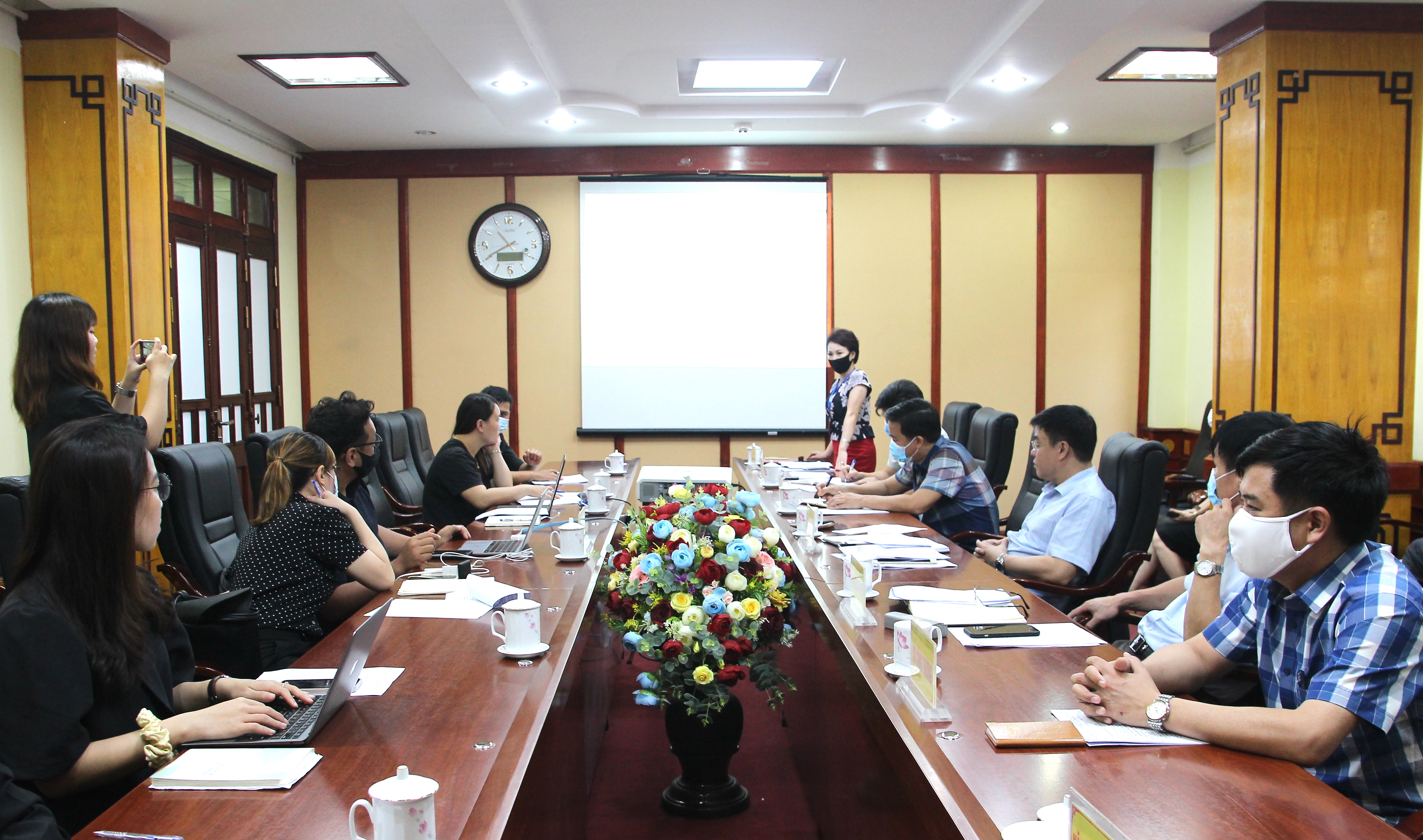 Toàn cảnh buổi làm việc. 
