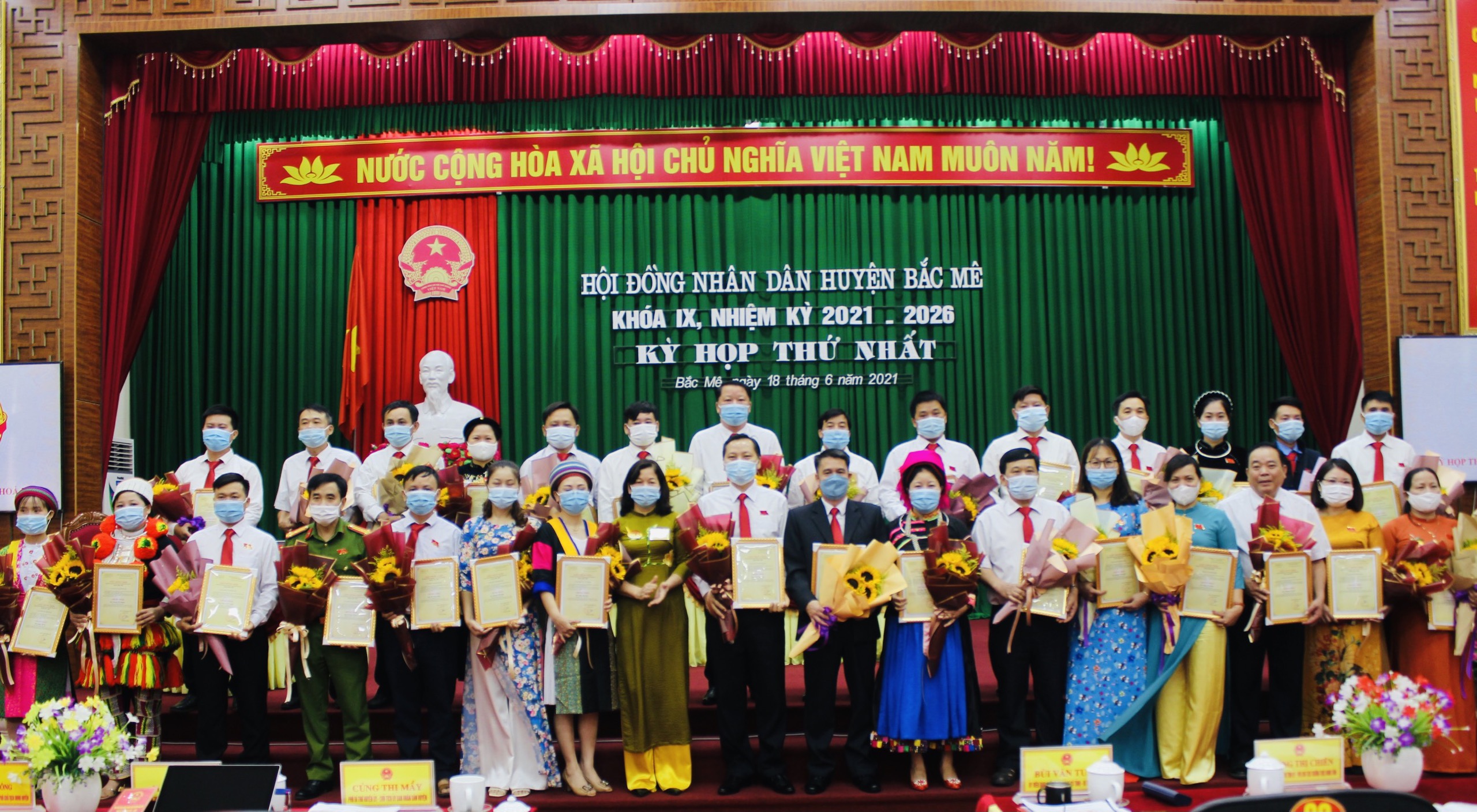 Lãnh đạo huyện Bắc Mê trao giấy chứng nhận đại biểu cho các đại biểu HĐND huyện Bắc Mê khoá IX, nhiệm kỳ 2021 - 2026