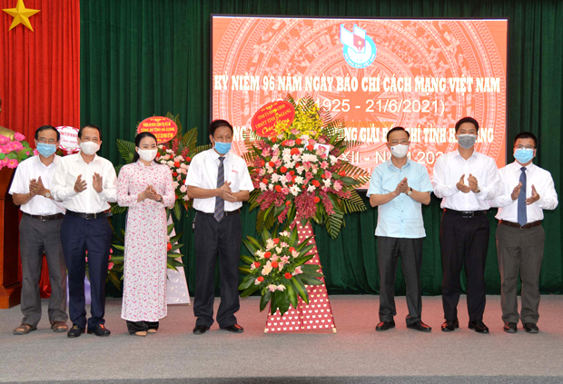 Phó Bí thư Thường trực Tỉnh ủy, Chủ tịch HĐND tỉnh Thào Hồng Sơn tặng lẵng hoa của Tỉnh ủy, HĐND, UBND tỉnh cho Hội Nhà báo tỉnh Hà Giang.