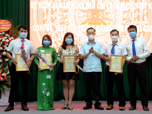 Phó Bí thư Thường trực Tỉnh ủy, Chủ tịch HĐND tỉnh Thào Hồng Sơn trao giải Nhất cho các tác giả đoạt giải.