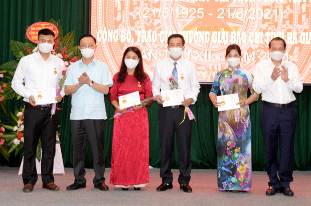 Phó Bí thư Thường trực Tỉnh ủy, Chủ tịch HĐND tỉnh Thào Hồng Sơn trao Kỷ niệm chương Vì sự nghiệp Báo chí cho các hội viên.
