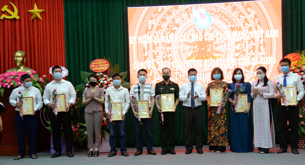 Tổng Biên tập Báo Hà Giang, Giám đốc Đài PT-TH tỉnh, Phó Giám đốc Sở Văn hóa TT&DL trao tặng gairi Khuyến khích cho các tác giải đạt giải