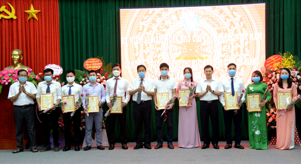 Lãnh đạo Hội Nhà báo tỉnh, Sở TT&TT, Hội Văn học nghệ thuật tỉnh trao giải Khuyến khích cho các tác giả đạt giải