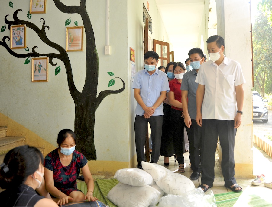 Chủ tịch UBND tỉnh Nguyễn Văn Sơn thăm hỏi, động viên đội ngũ tham gia hỗ trợ công tác phòng, chống dịch tại khu cách ly tập trung.