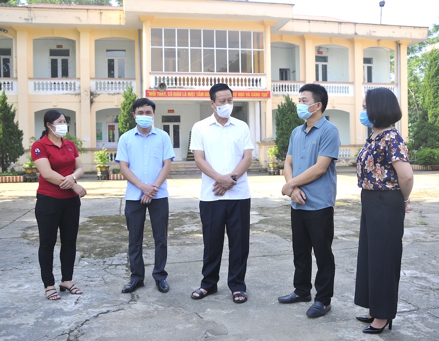 Chủ tịch UBND tỉnh Nguyễn Văn Sơn định hướng nhiệm vụ đảm bảo công tác phòng, chống dịch trong khu cách ly cho lãnh đạo huyện Vị Xuyên.