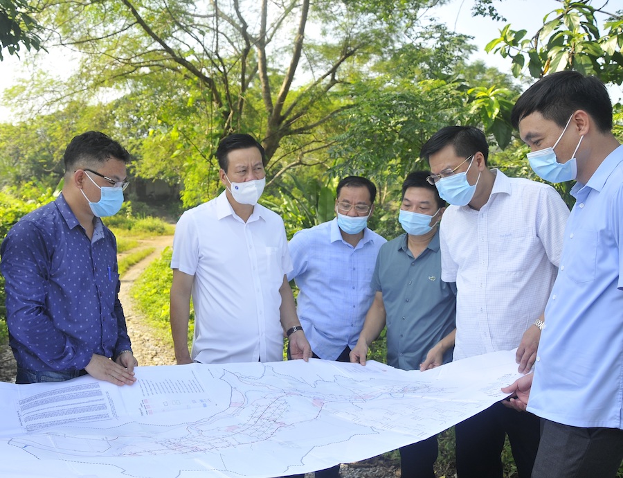 Chủ tịch UBND tỉnh Nguyễn Văn Sơn kiểm tra bản vẽ thiết kế cơ sở tuyến đường nội thị thị trấn Vị Xuyên.