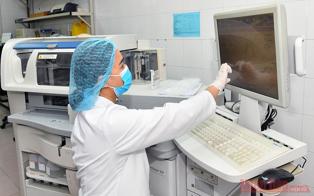Nghiên cứu vacccine Nanocovax tại Học viện Quân y. 