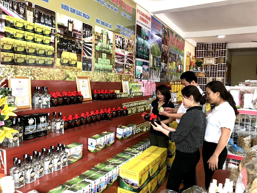 Sản phẩm của HTX trưng bày tại gian hàng giới thiệu sản phẩm của huyện Mèo Vạc. (Ảnh chụp tháng 4.2021)