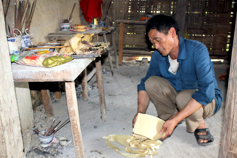 Bí thư Chi bộ thôn Tả Chải, Min Phà Kháy dâng lễ cúng cho các vị thần trong miếu thờ.