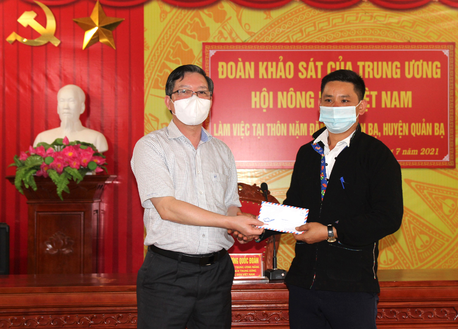 Chủ tịch T.Ư Hội Nông dân Việt Nam Lương Quốc Đoàn tặng quà cho Ban quản lý thôn Nặm Đăm.
