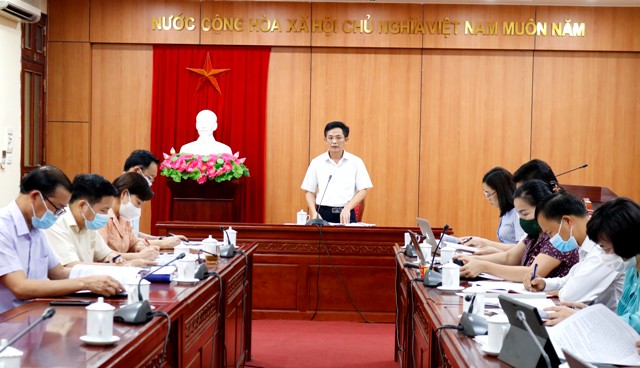 Các đại biểu tham dự họp thẩm tra các văn bản trình Kỳ họp thứ Hai.