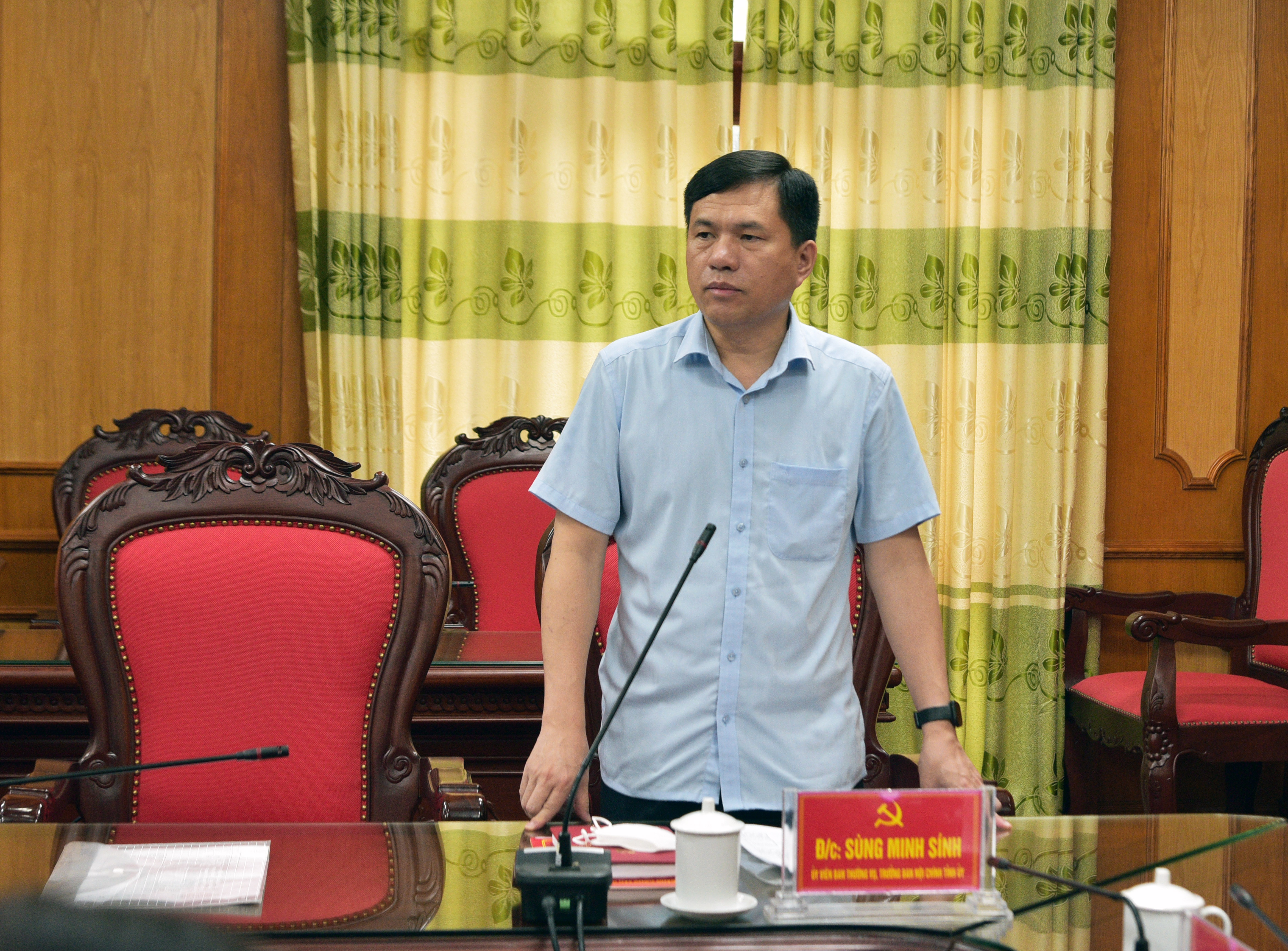 Trưởng ban Nội chính Tỉnh ủy Sùng Minh Sính thảo luận tại hội nghị.
