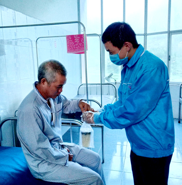 Cán bộ Huyện đoàn Đồng Văn tặng suất ăn cho bệnh nhân khó khăn tại Bệnh viện Đa khoa huyện.