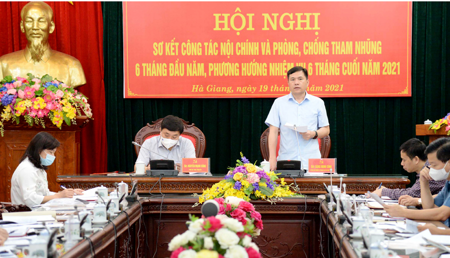 Trưởng ban Nội chính Tỉnh ủy Sùng Minh Sinh báo cáo công tác Nội chính 6 tháng đầu năm.