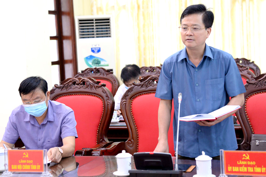 Chủ nhiệm UBKT Tỉnh ủy Trần Quang Minh thảo luận báo cáo công tác nội chính 6 tháng đầu năm.