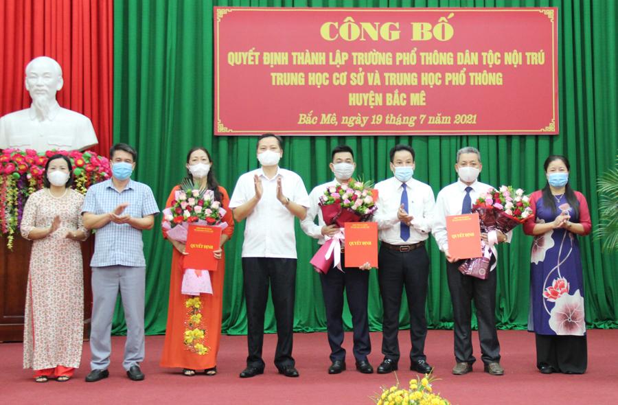 Lãnh đạo Sở GD&ĐT cùng các đồng chí lãnh đạo huyện Bắc Mê trao Quyết định và tặng hoa chúc mừng Ban giám hiệu nhà trường.